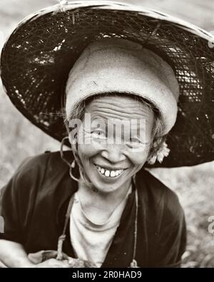 CINA, ritratto di Rice Farmer, donna anziana sorridente (B&W) Foto Stock