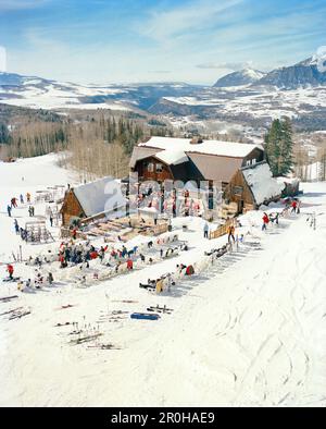 Stati Uniti, Colorado, persone che mangiano al Gorrono Ranch Restaurant, Telluride Ski Resort Foto Stock