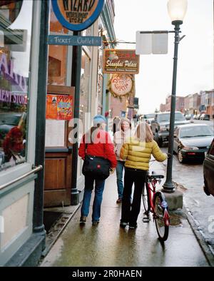 USA, Colorado, donne che socializzano nella città sciistica di Telluride Foto Stock