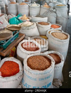 ERITREA, Asmara, fagioli, grani e spezie in vendita in un mercato all'aperto di Asmara Foto Stock
