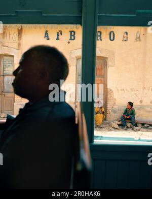 ERITREA, Arbaroba, un treno passa attraverso la città di Arbaroba sulla strada per Asmara da Massawa Foto Stock