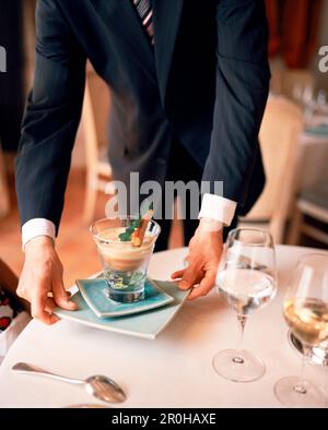 FRANCIA, Arbois, un antipasto di gamberi al ristorante Jean Paul Jeunet, regione vinicola del Giura Foto Stock