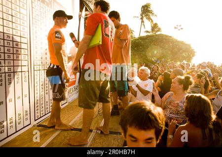 Stati Uniti d'America, Hawaii, Kelly Slater intervistata a Eddie Aikau gara di surf Foto Stock