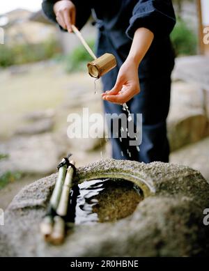 GIAPPONE, Kyushu, donna che si lava le mani al Ryokan Yoyokaku Foto Stock