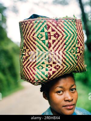 MADAGASCAR, metà donna adulta cestello porta sul capo tribù Betsimisaraka Foto Stock