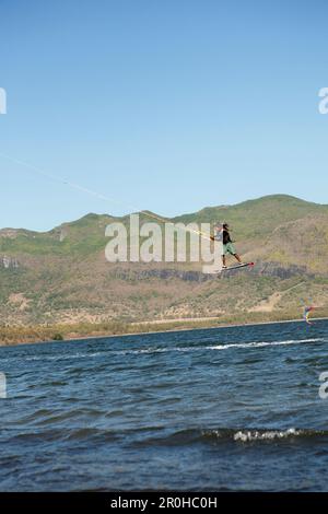 Maurizio, il kite surf di scena a base di Le Mourne Mountain, Le Mourne penisola Foto Stock