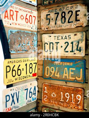 USA, New Mexico, vecchie targhe a muro, Tinkertown, Route 66 Foto Stock