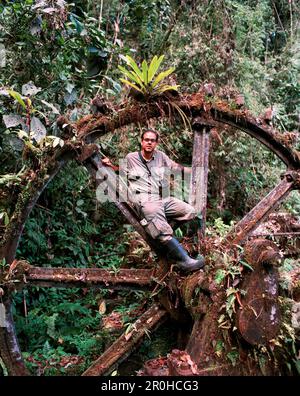 PANAMA, a Cana, uno scienziato siede in un vecchio ingranaggio che era parte di una miniera d'oro, uno dei più produttivi miniere d oro nelle Americhe, miniera di spagnolo in la Foto Stock