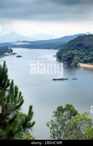 VIETNAM, Hue, una vista elevata del Fiume dei profumi, terreni agricoli, barche a coda lunga e una piccola barca tradizionale chiamata Sampan Foto Stock