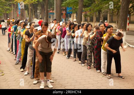 Il Vietnam, Hanoi, donne eseguire il Tai Chi e il tratto di mattina presto, il Lago Hoan Kiem Foto Stock