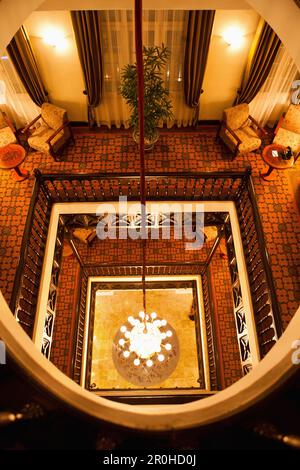 VIETNAM, Hanoi, Sofitel Metropole Hotel, che guarda verso il basso l'atrio dell'hotel da diversi piani in su Foto Stock