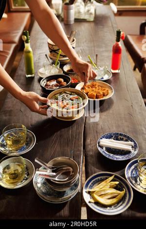 VIETNAM, Saigon, CUC Gach Quan ristorante nel Distretto 1, piatti vietnamiti tradizionali sono serviti per cena, ho Chi Minh City Foto Stock