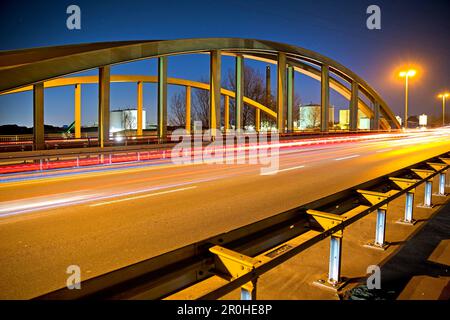 ponte sul Reno-Herne-Chanel di notte, Germania, Nord Reno-Westfalia, Ruhr Area, Oberhausen Foto Stock