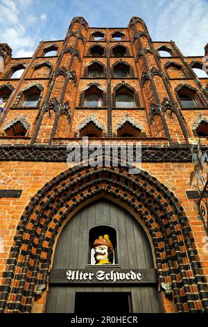 La più antica casa cittadina della città sulla piazza del mercato, la testa di svedese nel portale sopra la porta dell'antico svedese, Germania, Meclemburgo-Occidentale Foto Stock