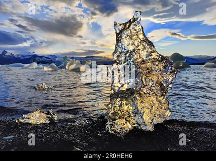 Scultura di ghiaccio nella laguna del ghiacciaio, Islanda, Islanda orientale, Parco Nazionale Vatnajoekull, Joekulsarlon Foto Stock