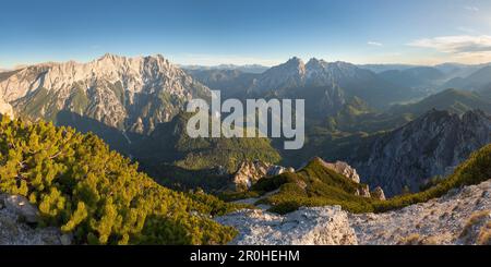 Ampio panorama da Grosser Buchstein attraverso il Parco Nazionale Gesause con le cime di Hochtor e Admonter Reichenstein Group (da sinistra) in un giorno i Foto Stock