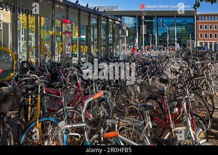 Un sacco di biciclette alla stazione principale, Germania, Nord Reno-Westfalia, Munster Foto Stock