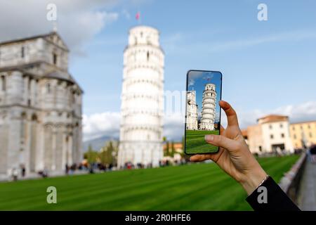 Scattare una foto mobile della Torre di Pisa inclinata durante le vacanze in Italia. Foto Stock