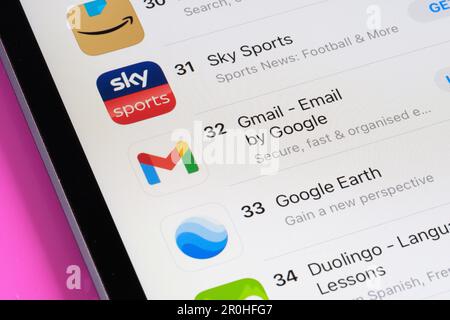 App Sky Sport, Gmail, Google Earth visualizzate sull'App Store sullo schermo dell'ipad. Messa a fuoco selettiva. Stafford, Regno Unito, 6 maggio 2023 Foto Stock