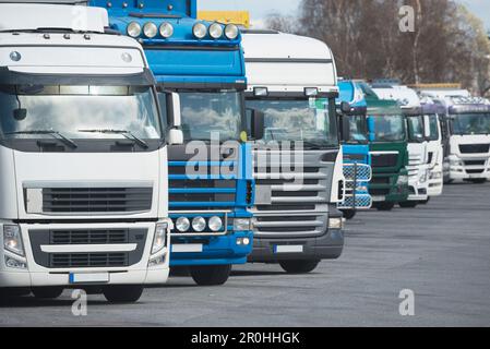 Una fila di camion in attesa vicino al porto di Göteborg/Gothenburg Foto Stock