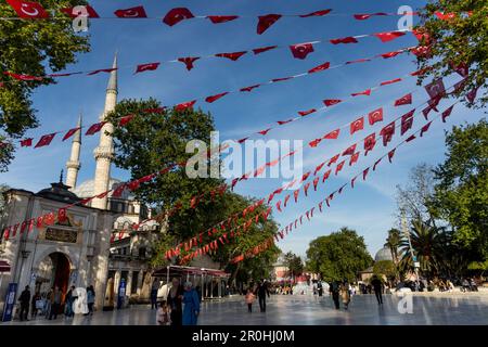 Istanbul, Turchia. 08th maggio, 2023. Bandiere turche decorano la piazza della Moschea del Sultano IBU. Le elezioni presidenziali turche sono previste per il 14 maggio 2023. Credit: SOPA Images Limited/Alamy Live News Foto Stock