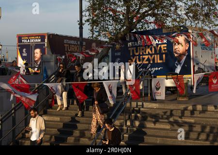 Istanbul, Turchia. 08th maggio, 2023. I turisti stranieri passano davanti ai manifesti della campagna del presidente turco e candidato presidenziale per l'Alleanza popolare, Recep Tayyip Erdogan, a Eminonu. Le elezioni presidenziali turche sono previste per il 14 maggio 2023. Credit: SOPA Images Limited/Alamy Live News Foto Stock