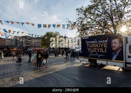 Istanbul, Turchia. 08th maggio, 2023. I turisti stranieri sono visti accanto a un poster della campagna del presidente turco e candidato presidenziale per l'Alleanza popolare popolare, Recep Tayyip Erdogan, a Eminonu. Le elezioni presidenziali turche sono previste per il 14 maggio 2023. Credit: SOPA Images Limited/Alamy Live News Foto Stock