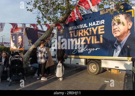 Istanbul, Turchia. 08th maggio, 2023. I turisti stranieri si trovano accanto a un poster della campagna del presidente turco e candidato presidenziale per l'Alleanza popolare, Recep Tayyip Erdogan, a Eminonu. Le elezioni presidenziali turche sono previste per il 14 maggio 2023. Credit: SOPA Images Limited/Alamy Live News Foto Stock