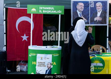 Istanbul, Turchia. 08th maggio, 2023. Due donne sono viste alla tenda che sostiene il presidente turco e il candidato presidenziale per l'Alleanza popolare, Recep Tayyip Erdogan, nella zona del sultano di Eyup. Le elezioni presidenziali turche sono previste per il 14 maggio 2023. Credit: SOPA Images Limited/Alamy Live News Foto Stock