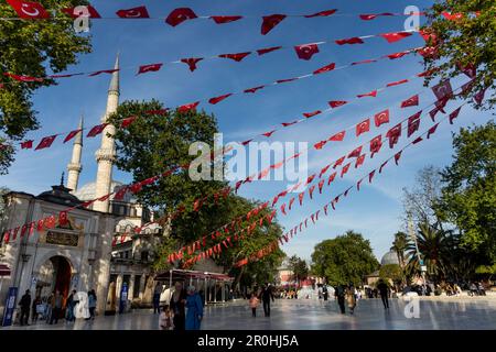 Istanbul, Turchia. 08th maggio, 2023. Bandiere turche decorano la piazza della Moschea del Sultano IBU. Le elezioni presidenziali turche sono previste per il 14 maggio 2023. (Foto di Shady Alassar/SOPA Images/Sipa USA) Credit: Sipa USA/Alamy Live News Foto Stock