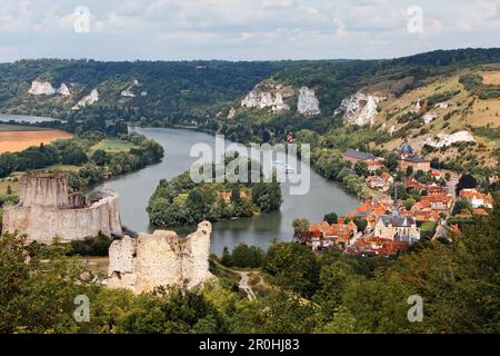 Rovine del castello Gaillard sopra la Senna con una nave da crociera e Ile du Chateau e il villaggio le Petit Andely, Normandia, Francia Foto Stock