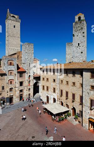 Piazza della Cisterna, San Gimignano, Toscana, Italia Foto Stock