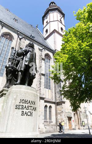 Statua di Johann Sebastian Bach, Thomaskirche sullo sfondo, Lipsia, Sassonia, Germania Foto Stock