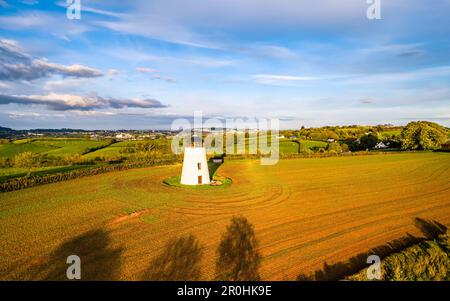 Mulino a vento Devon su campi e fattorie di un drone, Torquay, Devon, Inghilterra Foto Stock