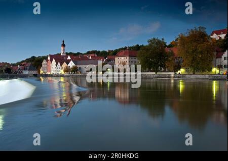 La diga sul fiume Lech con il centro storico in background, Landsberg am Lech, Alta Baviera, Baviera, Germania Foto Stock