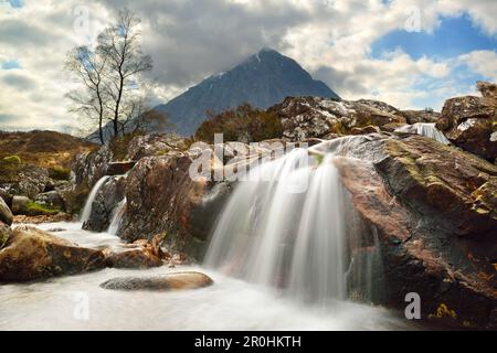 Cascata a Glen Etive con Buachaille Etive Mor sullo sfondo, Glen Etive, Highland, Scozia, Gran Bretagna, Regno Unito Foto Stock