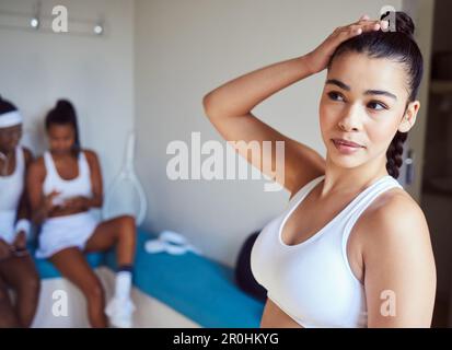 Gioca bene, guarda bene. due giovani donne in uno spogliatoio. Foto Stock