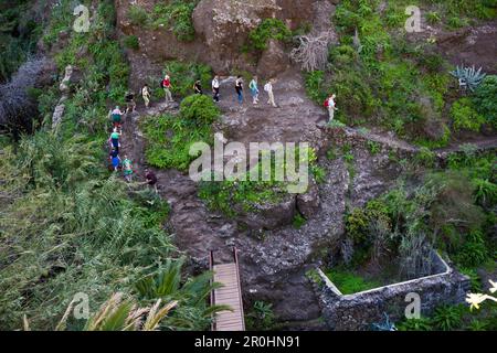 I turisti escursioni attraverso Masca Gorge, Tenerife, Isole Canarie, Spagna Foto Stock