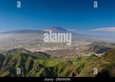 Vista dalle montagne di Anaga a Las Mercedes e Vulcano Teide, Tenerife, Isole Canarie, Spagna Foto Stock