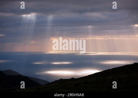 Raggi di sole esplodere attraverso le nuvole, Tenerife, Isole Canarie, Spagna Foto Stock