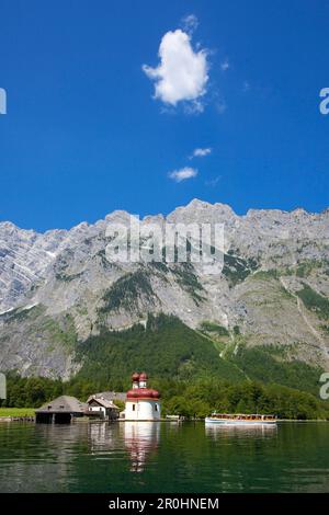 Escursione in barca di fronte alla chiesa barocca di pellegrinaggio St Bartholomae, Watchmann parete est sullo sfondo, Koenigssee, Berchtesgaden regione, Ber Foto Stock