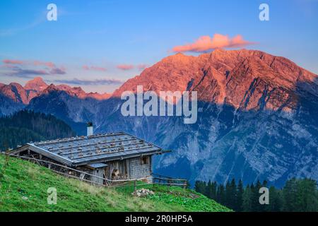 Rifugio alpino di fronte Hundstod e Watzmann, Jenner, Parco Nazionale di Berchtesgaden, sulle Alpi di Berchtesgaden, Alta Baviera, Baviera, Germania Foto Stock