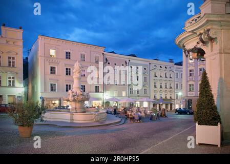 Persone che si trovano nei caffè della città vecchia di Passau, bassa Baviera, Baviera, Germania Foto Stock