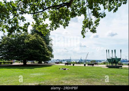 Terrazze di Altona con il porto di Amburgo nel retro, Amburgo, Germania Foto Stock