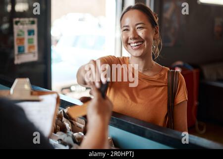 Grazie per aver preso così cura della mia auto. una donna che riceve le chiavi dell'auto. Foto Stock