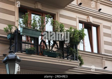 Esterno di un bell'edificio residenziale con piante in vaso sul balcone Foto Stock