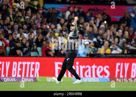 Sydney, Australia, 22 ottobre 2022. Glenn Phillips della Nuova Zelanda festeggia dopo aver catturato Marcus Stoinis dell'Australia durante la partita di cricket della Coppa del mondo di uomini ICC T20 tra Australia e Nuova Zelanda al Sydney Cricket Ground il 22 ottobre 2022 a Sydney, Australia. Credit: Steven Markham/Speed Media/Alamy Live News Foto Stock