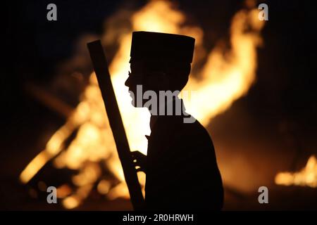 (230508) -- ASHDOD (ISRAELE), 8 maggio 2023 (Xinhua) -- un ebreo ultra-ortodosso partecipa alle celebrazioni della festa ebraica di Lag BaOmer ad Ashdod, Israele, il 8 maggio 2023. (Ilan Assayag/JINI via Xinhua) Foto Stock