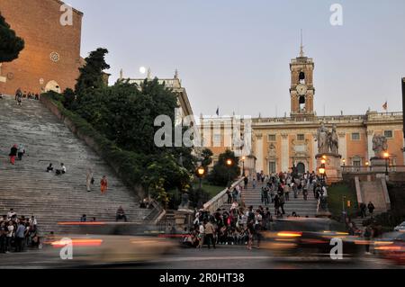 Piazza del Campidoglio con Santa Maria in Aracoeli e Palazzo Senatoriale, Palazzo Senatorio, Roma, Italia Foto Stock