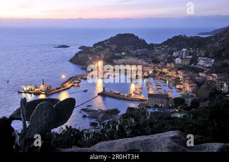 Paesaggio costiero con il porto del Giglio, Giglio Porto, Isola del Giglio a Mar Tirreno, Toscana meridionale, Italia Foto Stock